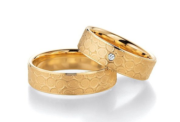 Golden ring with pattern