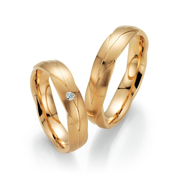 Goldene, geflochtene Ringe