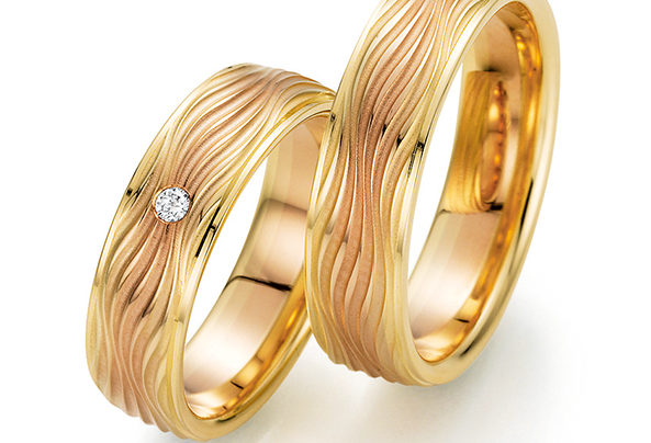 Wedding rings with wave pattern