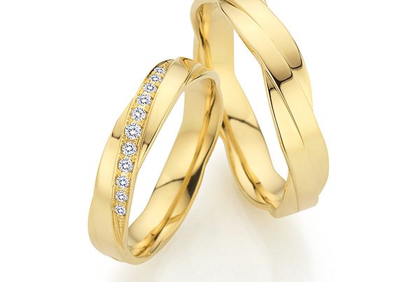 Wedding ring in yellow gold