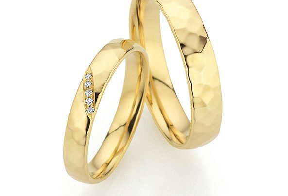 Wedding ring in yellow gold