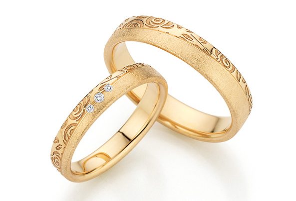 Wedding ring apricot gold polished and ice matt