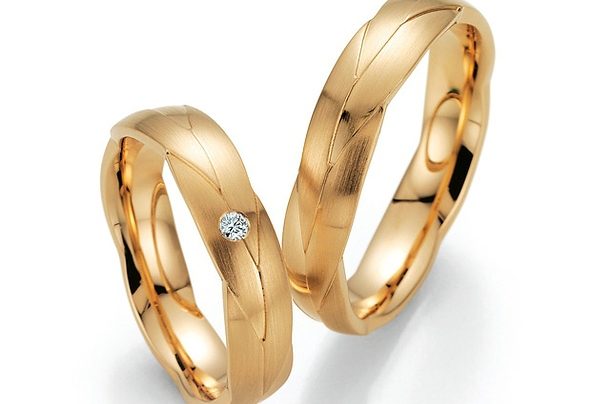 Goldene, geflochtene Ringe